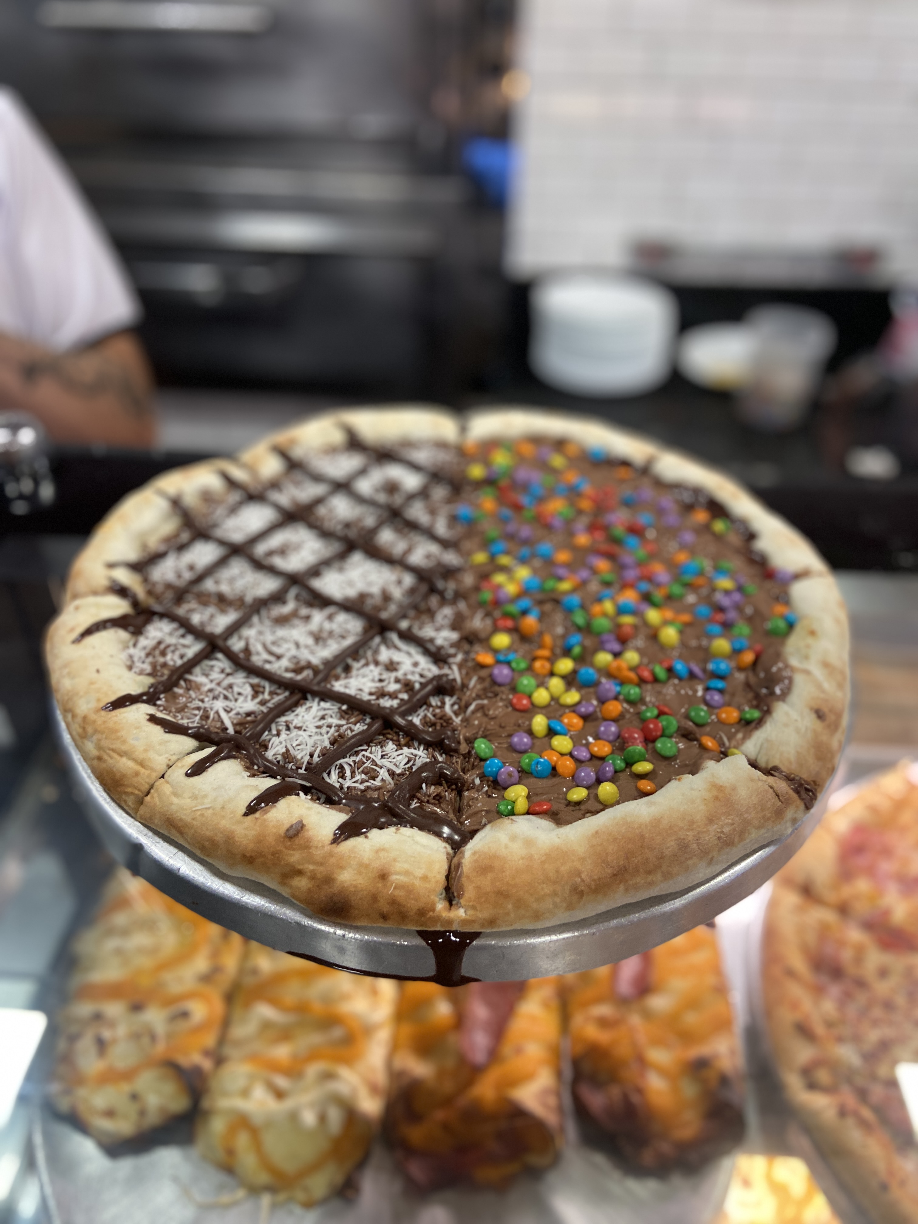 Pizza doce com chocolate e confeitos