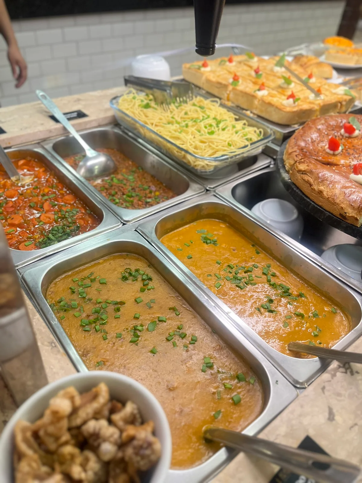 Caldos e acompanhamentos na ilha self-service